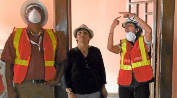 Ayer, 18 de octubre del 2016, un grupo de capos en patrimonio y otras áreas visitó una casa en la que se hacen obras. Foto: Cortesía IMP