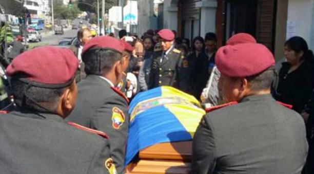 El cuerpo del cabo Félix Echeverría llegó hasta una sala de velaciones del sur de Quito. Foto: ÚN