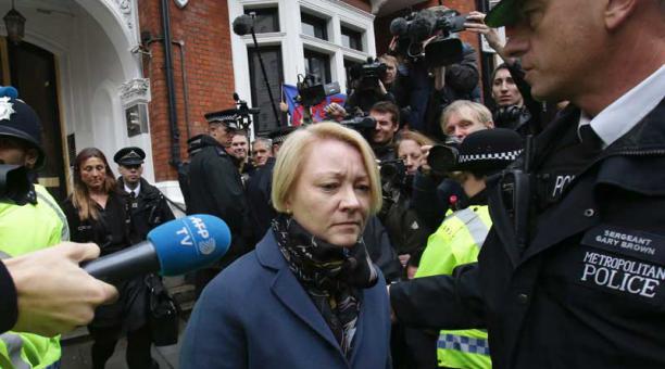 La fiscal sueca Ingrid Isgren en la Embajada de Ecuador en Londres el 14 de noviembre el año 2016. Foto: AFP