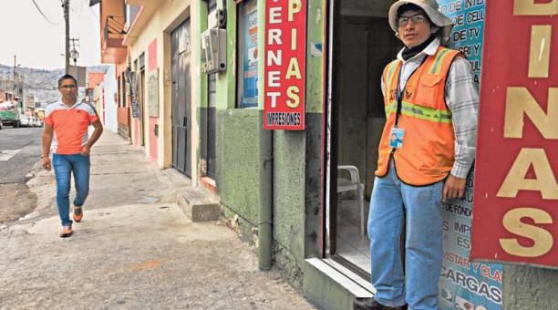 Marco Quizhpi es el guardián de una cuadra de la calle Caranqui, en el sur de Quito. Foto: ÚN