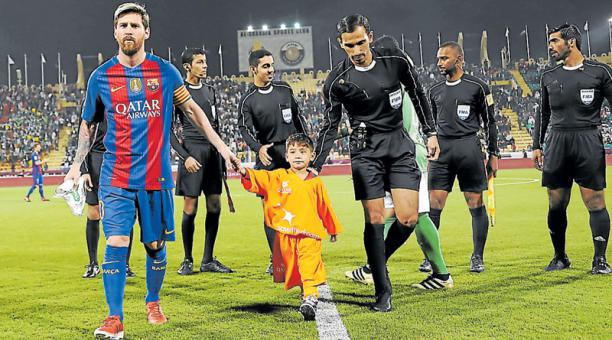 Una imagen que la criatura nunca olvidará: caminar de la mano de Lio Messi, su más grande ídolo. Foto: Karim Jaafar/ AFP