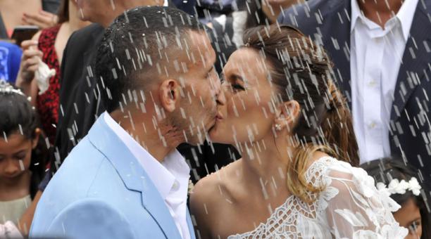 El futbolista del equipo argentino de fútbol Boca Juniors Carlos Tévez (C) después de contraer matrimonio con Vanesa Mansilla en una ceremonia civil. Foto: EFE