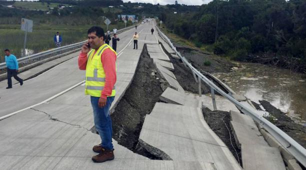Las carreteras fueron afectadas en Chiloe ras fuerte sismo de 7.6 grados. Foto: AFP