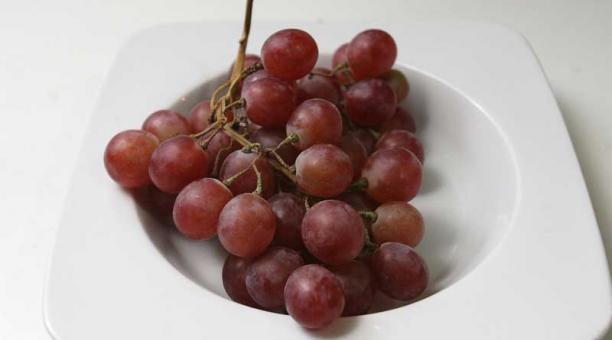 Se debe comer una uva por cada mes del año por estrenar. En total cada persona debe consumir 12 para atraer la buena suerte. Foto: Archivos/ ÚN