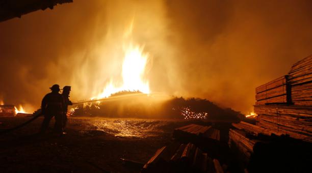 Los bomberos luchan por apagar los grandes incendios en Chile. Foto: AFP