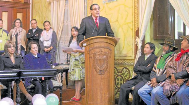 Galo Vásconez del Salto en el discurso de agradecimiento en el salón del Municipio de Guaranda. Foto: Cortesía Municipio de Guaranda / ÚN
