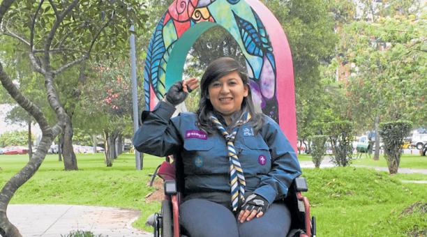En el parque La Carolina, Andrea Yáñez muestra su uniforme de exploradora. Foto: Betty Beltrán / ÚN