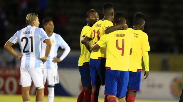 Los jugadores de Ecuador celebra el triunfo ante Argentina. Foto: EFE