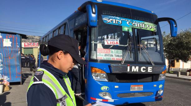 Control de opacidad y documentación a los buses de la Coop San Carlos. Foto: Eduardo Terán / ÚN