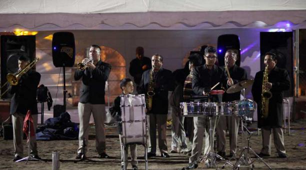 La ‘Banda Dorada de Solanda’ puso la música en una fiesta barrial en el sur de Quito. Foto: Julio Estrella / ÚN