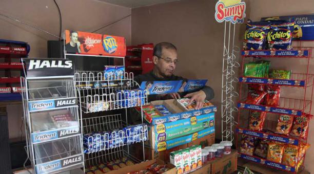 Carlos Paredes es propietario de una tienda en el norte de Quito. Algunas marcas de ‘snacks’ resaltan en las estanterías. Foto: Julio Estrella / ÚN