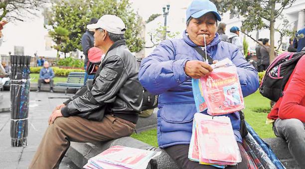 María Palán vende paraguas y ponchos en el centro desde hace 12 años. Foto: Diego Pallero / ÚN