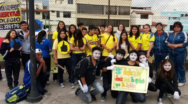 Los estudiantes del Colegio Adventista Ciudad de Quito participaron de unas jornadas de concienciación en el norte de Quito. Foto: Santiago Ponce / ÚN