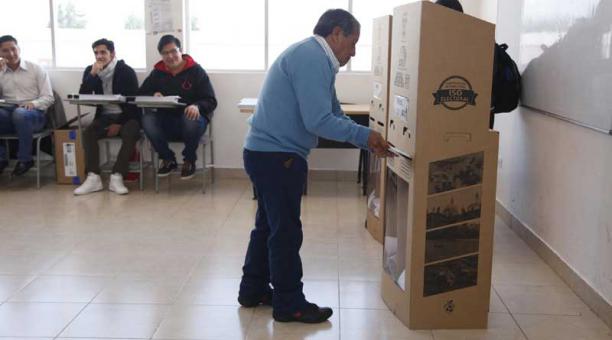 Recinto Electoral Juan Pio Montufar . Los ciudadanos llegaron para sufragar. Foto: Galo Paguay / ÚN