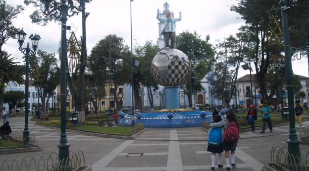 El parque principal de Cayambe es el sitio de concentración de su gente. Foto: ÚN