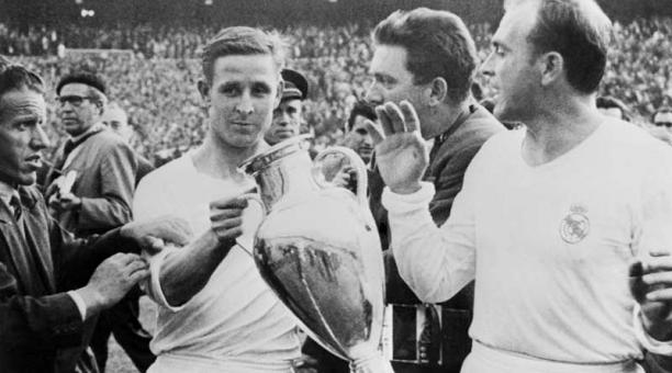 Esta foto de archivo tomada el 30 de mayo de 1957 muestra al delantero del Real Madrid Raymond Kopa (L) y al delantero español Alfredo Di Stefano (R) a celebrar el trofeo de la Copa de Europa en el estadio Santiago Bernabéu de Madrid. Foto: AFP
