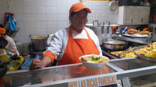 PIlar Lucrecia Loachamín tiene su local en el mercado de Iñaquito y es la primerita en preparar la fanesca en el patio de comidas. Foto: Santiago Ponce / ÚN