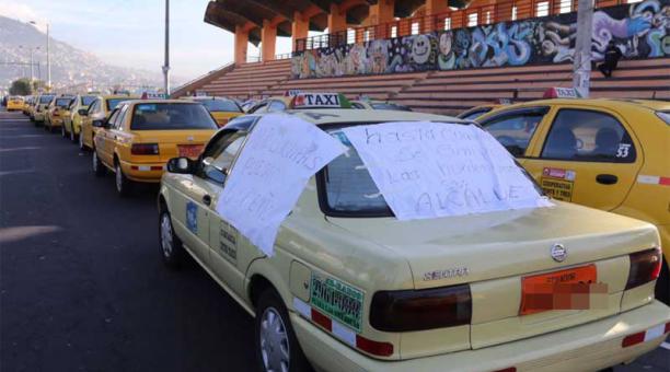 Taxis en la Tribuna del Sur. Foto: Alfredo Lagla / ÚN