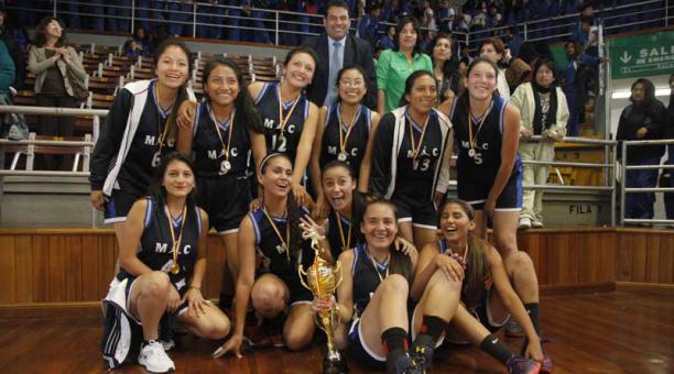 La celebración de las chicas del Manuela, otra vez campeonas. Foto: Patricio Terán / ÚN