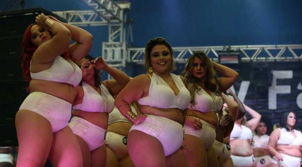 Un grupo de participantes del concurso 'Diosa Talla Grande' en el marco de la Feria Erótica de Río de Janeiro. Foto: EFE