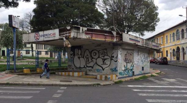 La gasolinera abandonada está en las calles Guayllabamba y Chambo, en el parque De las Flores. Foto: Betty Beltrán / ÚN