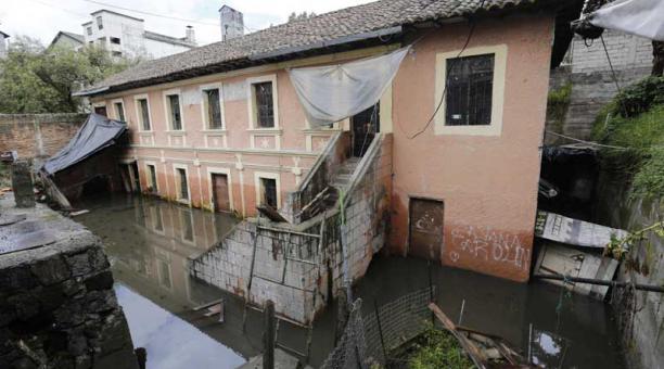 La casa va inundada algo más de un mes. Está ubicada en Los Dos Puentes. Foto: Alfredo Lagla / ÚN