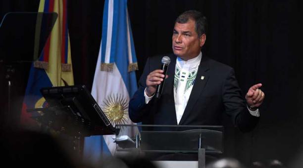 El presidente Rafael Correa durante una conferencia en la UNiversidad de Quilmes. Foto: AFP