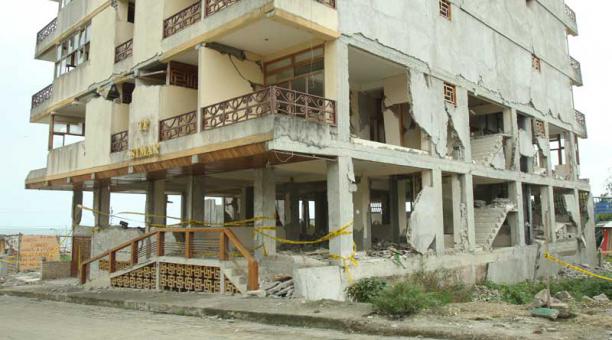 Las demoliciones de edificios son prioridad en cantones como Pedernales y Bahía de Caráquez, en la provincia de Manabí. Foto: Juan Carlos Pérez / para ÚN