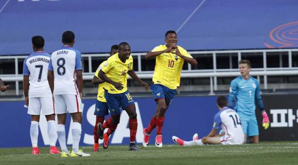 El jugador de la selección ecuatoriana Bryan Cabezas (C) celebra tras marcar un gol durante el partido entre Estados Unidos y Ecuador de la fase de grupos del Mundial Sub 20. Foto: EFE