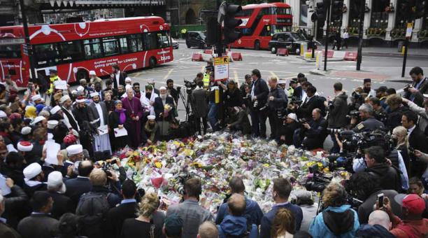 Participan en una concentración para condenar el atentado terrorista del pasado sábado en la capital británica, cerca del puente de Londres,