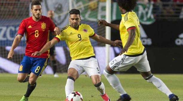 El delantero de la selección colombiana Radamel Falcao (c) controla un pase ante la presión del centrocampista español Jorge Resurrección 'Koke' (i) durante el encuentro amistoso que las dos selecciones disputan en el estadio Nueva Condomina de Murcia. Fo