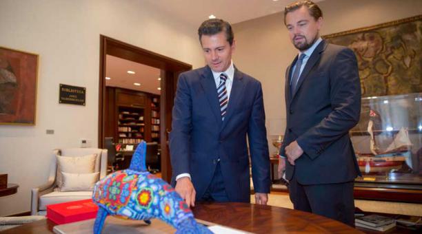 El presidente de México, Enrique Peña Nieto, y el actor Leonardo DiCaprio se reunieron el miércoles 7 de junio del 2017 en Ciudad de México y firmaron un acuerdo para proteger y salvar de la extinción a la vaquita marina. Foto: EFE