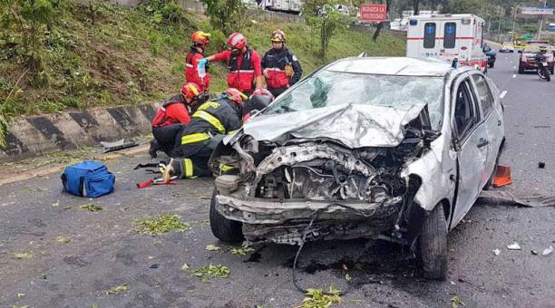Un accidente ocurrido en la avenida Simón Bolívar, cerca del ingreso a Guápulo. Foto: Cortesía Bomberos de Quito