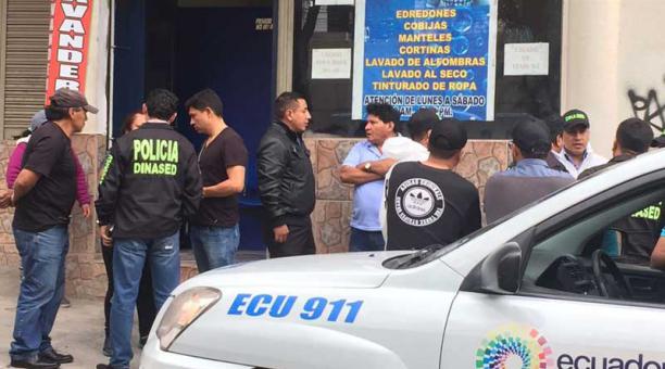 Los miembros del ECU 911 en el momento de realizar las indagaciones. Foto: Eduardo Terán / ÚN
