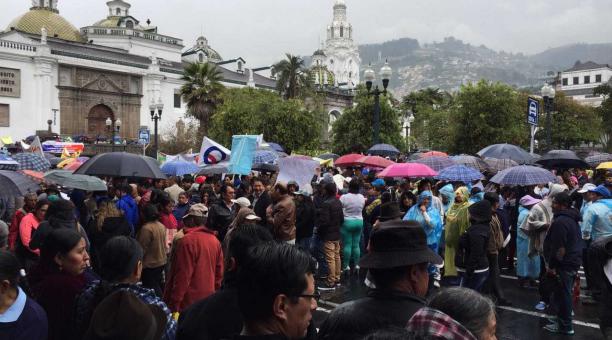Los manifestantes llegaron a la Plaza Grande y se reunieron frente al edificio del Municipio de Quito. Foto Ana Guerrero / ÚN