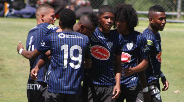 Los jugadores de Independiente del Valle festejan el triunfo ante la selección Sub 18 de Perú. Foto: David Paredes / ÚN