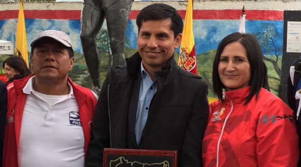 El marchista Jefferson Pérez recibió una placa conmemorativa por los 21 años de la medalla de oro en Atlanta. Foto: ÚN