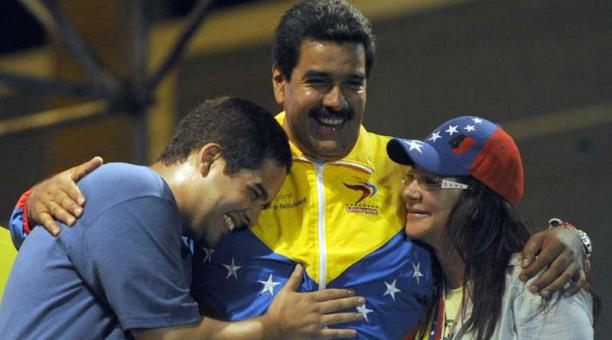 Nicolás Maduro (c) abrazando a su esposa Cilia Flores (l) ya su hijo Nicolás Maduro durante una manifestación de campaña en Puerto Ordaz, estado de Bolívar, Venezuela. Foto: AFP