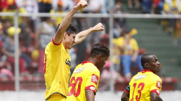 Aucas ganó y Enrique Machado festejo el gol de la victoria sufrida. Foto: Patricio Terán / ÚN