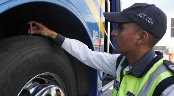En el terminal Quitumbe se realiza el control a los buses y conductores por fiscalizadores del AMT. Foto: Galo Paguay / ÚN