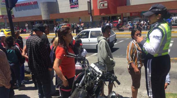 Una adulta mayor falleció después de haber sido atropellada por una motocicleta en la Mariscal Sucre y canelo a la altura del CC Atahualpa. Foto: Paúl Rivas/ ÚN