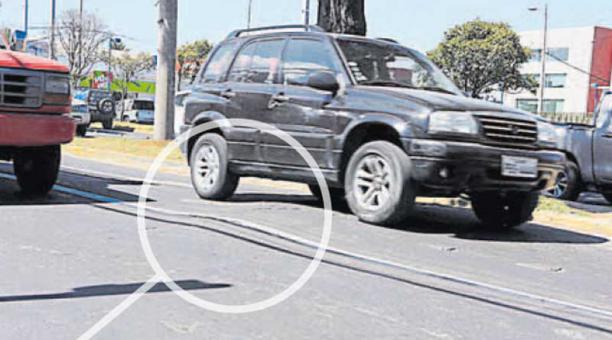 Un bache en la avenida 10 de Agosto y Fray José Falconí causa molestias. Foto: Alfredo Lagla / ÚN