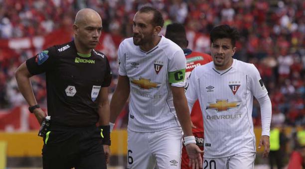 Hernán Barcos (centro) le reclama al árbitro Omar Ponce por la cartulina roja. Foto: API