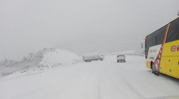 Los automóviles se detuvieron debido a la capa blanca que cubre la vía a Papallacta. Foto: Cortesía de la Secretaría de Riesgos