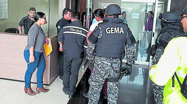 La Policía y la Fiscalía allanan las oficinas del Sai Bank en Guayaquil. Joffre Flores / ÚN