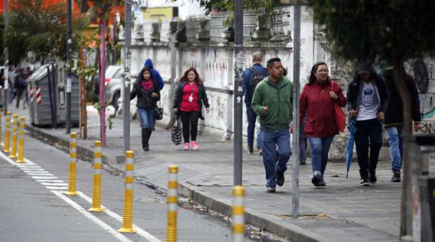 La gente se movilizó a pie por las principales avenidas de Quito. Foto: Patricio Terán / ÚN