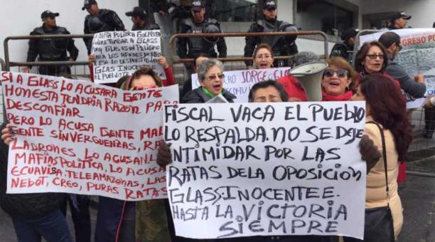 Apoyo y rechazo al vicepresidente Jorge Glas en los exteriores de la Corte Nacional de Justicia en Quito este martes 29 de agosto del 2017. Foto: Diego Pallero / ÚN