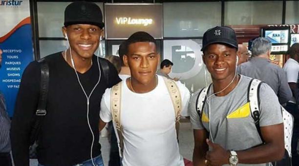 Robert Arboleda, Carlos Gruezo y Juan Cazares, a su arribo a Viamão. Fotos: Cortesía Federación Ecuatoriana de Fútbol