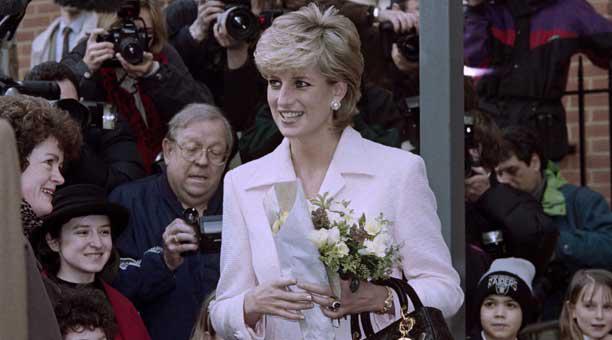La princesa Diana de Gales murió el 31 de agosto de 1997 en un accidente de tránsito. Tras su deceso, el Reino Unido se enlutó, pero el silencio de la monarquía causó molestias en la población. Foto: AFP.