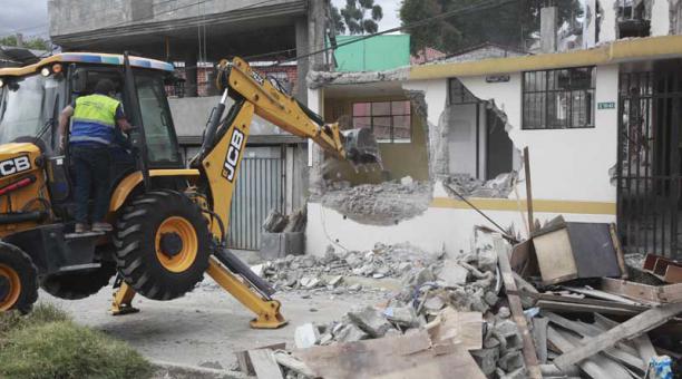 Personal de la Secretaría de Seguridad del Municipio inició la demolición del predio debido al daño que sufrió la estructura el pasado lunes 4 de septiembre.  Foto: Paúl Rivas / ÚN